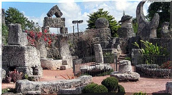 Different coral blocks arranged to a monument: Coral Castle