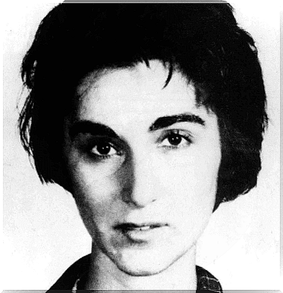 An image that shows Kitty Genovese, the woman whose murder inspired the term "bystander effect", from head to toe.