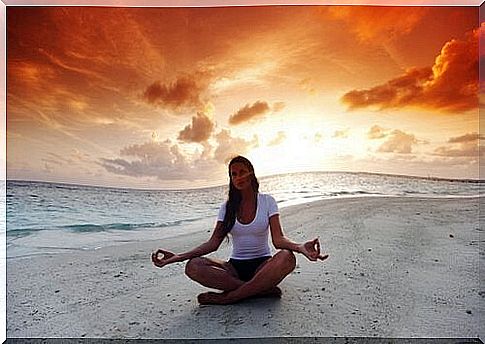 Woman-in-the-lotus-position-meditating-on-the-beach