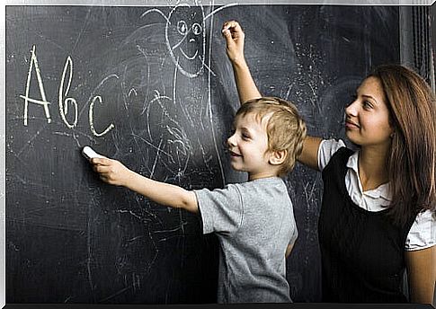 Teachers-and-students-write-on-chalkboard